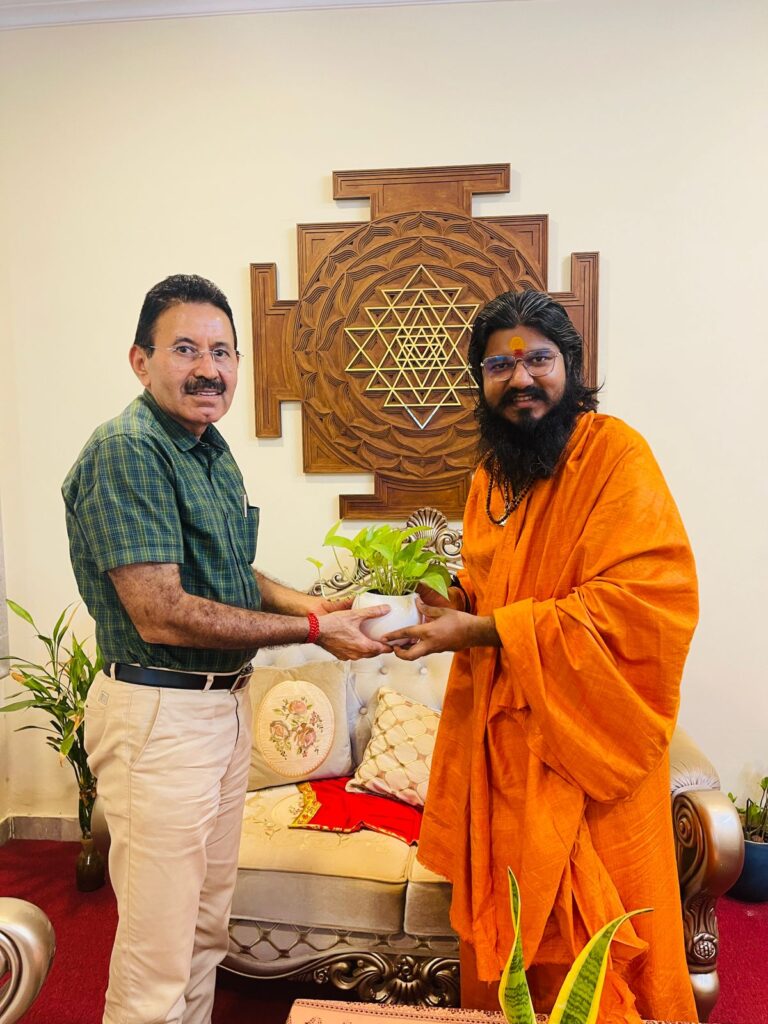 पूर्व IAS मेघराज सिंह रतनू बने सच बेधड़क मीडिया ग्रुप व चैनल के नए सीईओ,चेयरमैन पं.विनायक महाराज ने गुलदस्ता देकर किया स्वागत