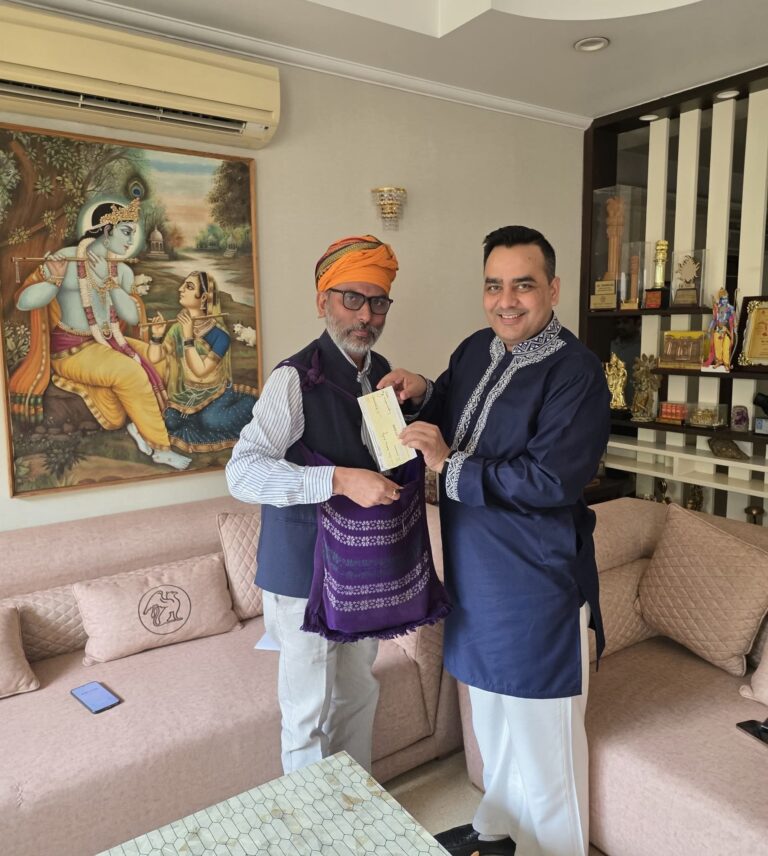 पत्रकार बन गया ‘यमुना भिक्षुक’,भारत एक्सप्रेस नेशनल चैनल के चेयरमैन उपेंद्र राय ने दिया 5 लाख की चेक