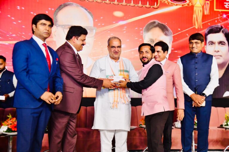 भारत समाचार न्यूज चैनल में संदीप खेर को बेस्ट रिपोर्टर अवॉर्ड,मैनेजिंग डायरेक्टर व एडिटर इन चीफ ब्रजेश मिश्रा ने दी शुभकामनाएं