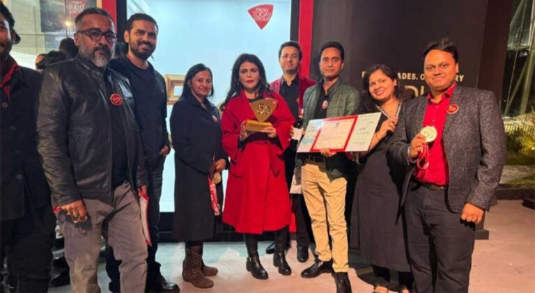 टीम को चेयरमैन अवॉर्ड मिलने पर भावुक हुई गुड न्यूज टुडे न्यूज चैनल की मैनेजिंग एडिटर श्वेता सिंह,कहा-सफर की अभी शुरुआत है