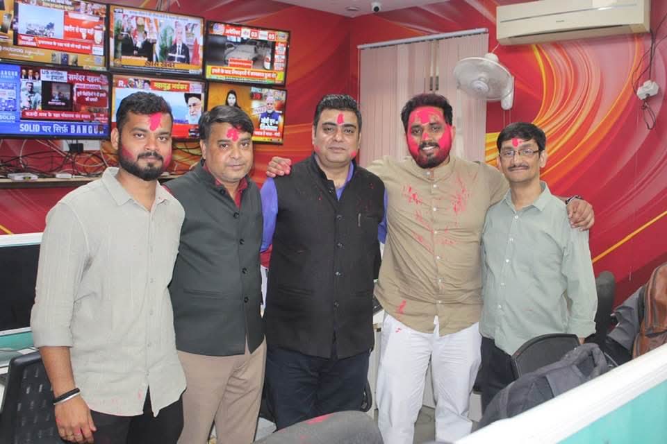 नोएडा: ‘भारत अपडेट’ न्यूज़ चैनल में होली की धूम,टीम ने एमडी विवेक पाठक और चेयरमैन कैप्टन सूरज के साथ मनाया होली पर्व