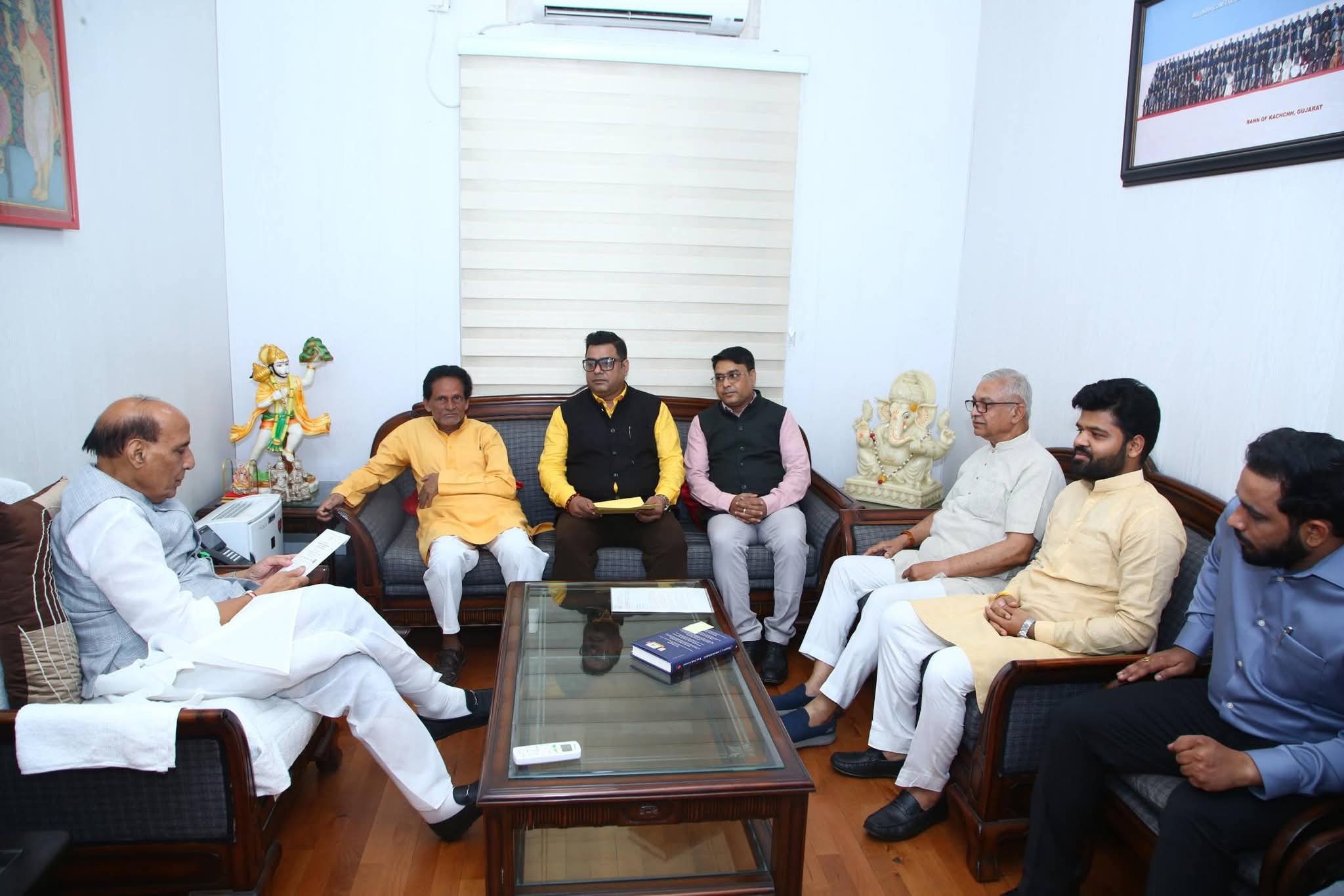 भारत अपडेट न्यूज चैनल के मेगा री-लॉन्च को लेकर तैयारियां तेज,रक्षा मंत्री राजनाथ सिंह से मिले चेयरमैन कैप्टन सूरज व एमडी विवेक पाठक