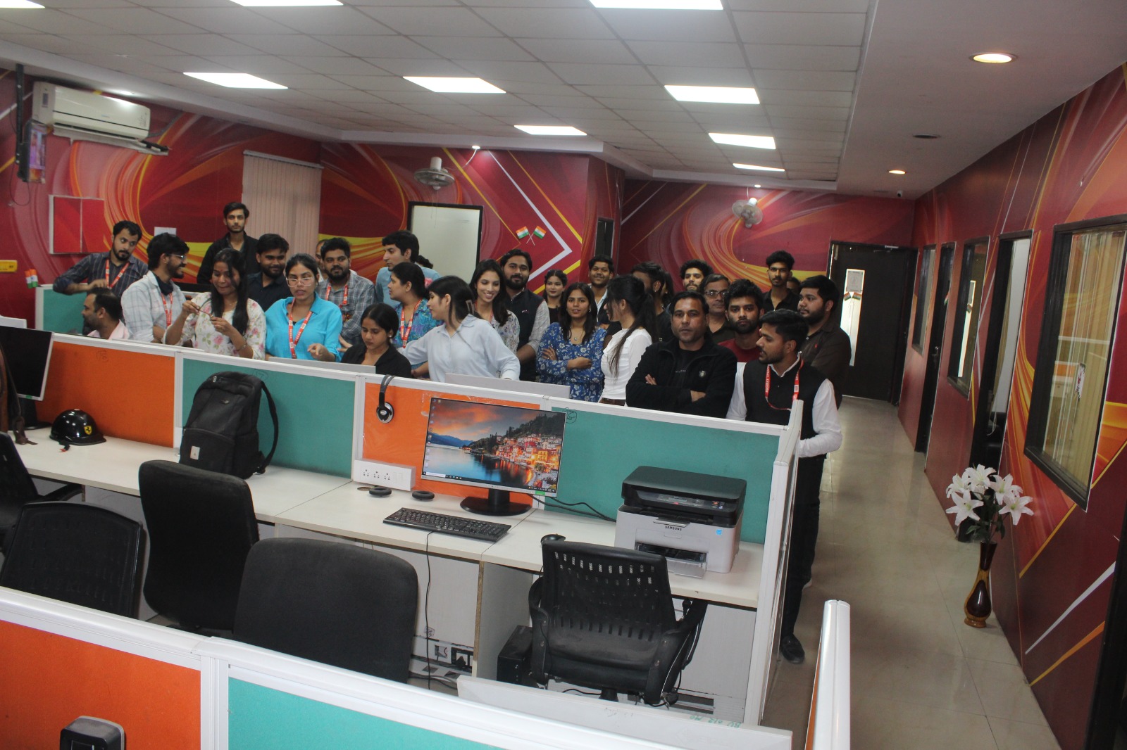 भारत अपडेट न्यूज़ चैनल में होली से पहले वेतन वितरण,गुलाल के साथ बना होली का सादगीपूर्ण उत्सव