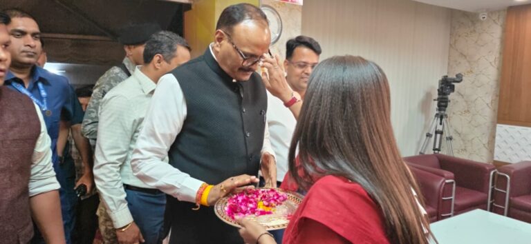 प्राइम न्यूज़ चैनल ऑफिस पहुंचे यूपी डिप्टी सीएम ब्रजेश पाठक,न्यूज रूम की कार्यप्रणाली को सराहा