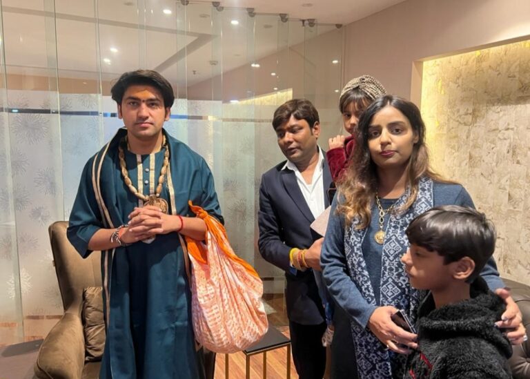 बागेश्वर सरकार से मिले ‘न्यूज इंडिया’ चैनल के चेयरमैन बिल्डर शैलेंद्र शर्मा (शालू पंडित) व डायरेक्टर अवंतिका शर्मा,सपरिवार लिया आशीर्वाद