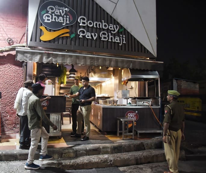 लखनऊ में बॉम्बे पावभाजी के तीन ठिकानों पर आयकर विभाग का छापा,70 हजार करोड़ की टैक्स चोरी मिली