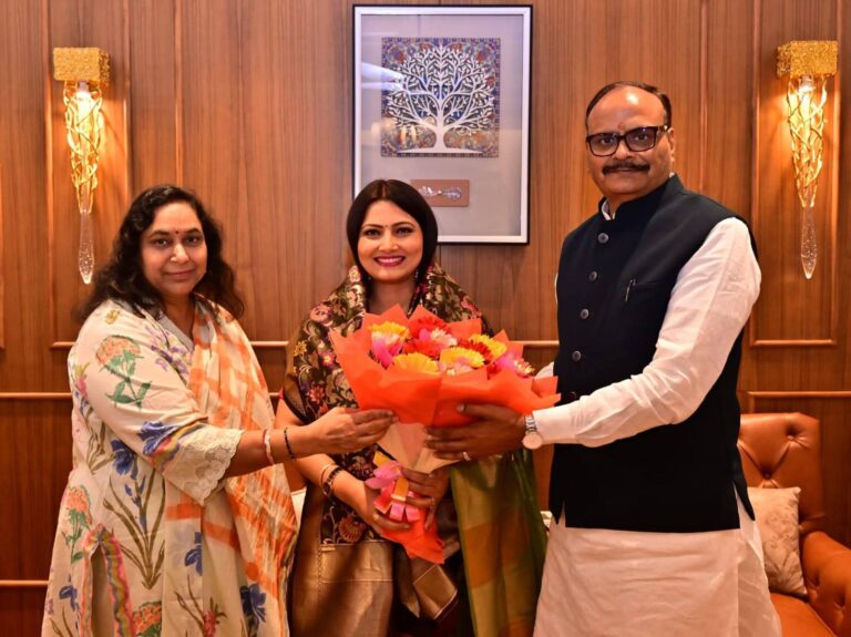 एबीपी न्यूज चैनल की वाइस प्रेजिडेंट एंकर चित्रा त्रिपाठी पहुंचीं लखनऊ,डिप्टी सीएम ब्रजेश पाठक के आवास पर हुई शिष्टाचार भेंट