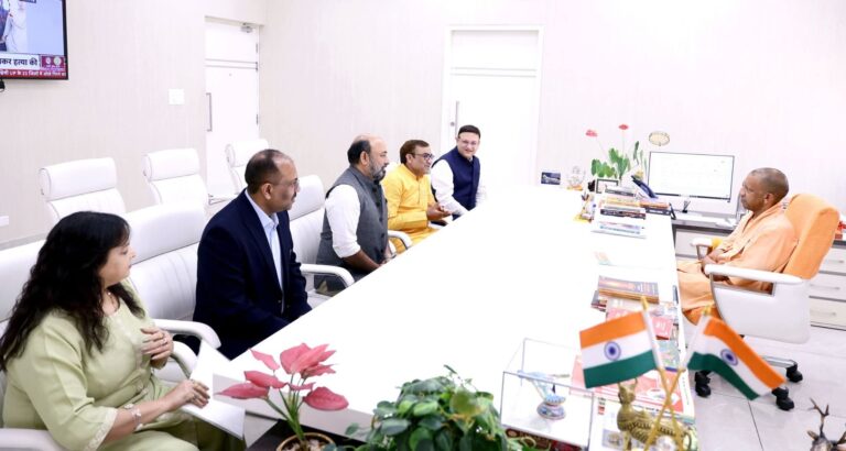 लखनऊ: सीएम योगी से मिले IBC24 चैनल के डायरेक्टर,सीईओ व प्रधान संपादक,यूपी में चैनल विस्तार पर हुई चर्चा