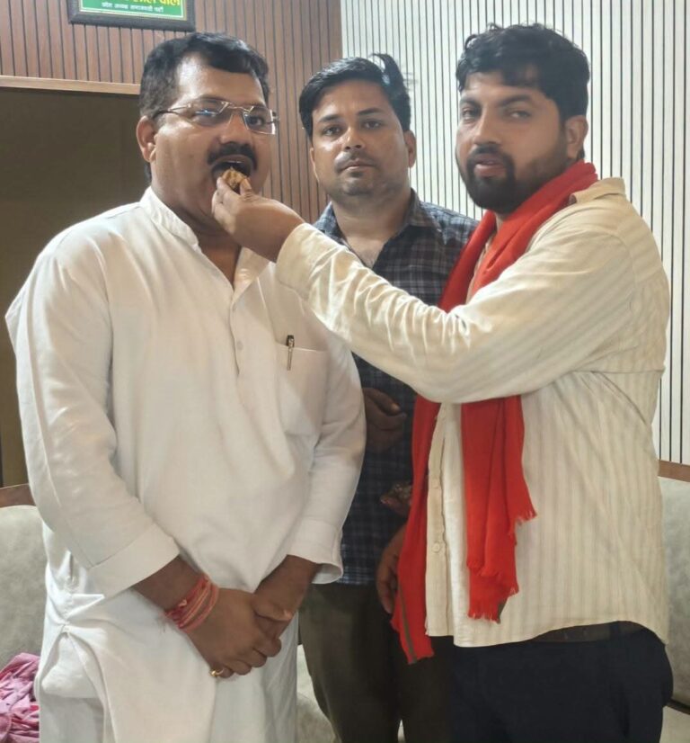 धर्मेंद्र प्रधान के इस्तीफे पर सपाइयों ने मनाया जश्न,मिठाई बांटकर दी लोकतंत्र की जीत की बधाई