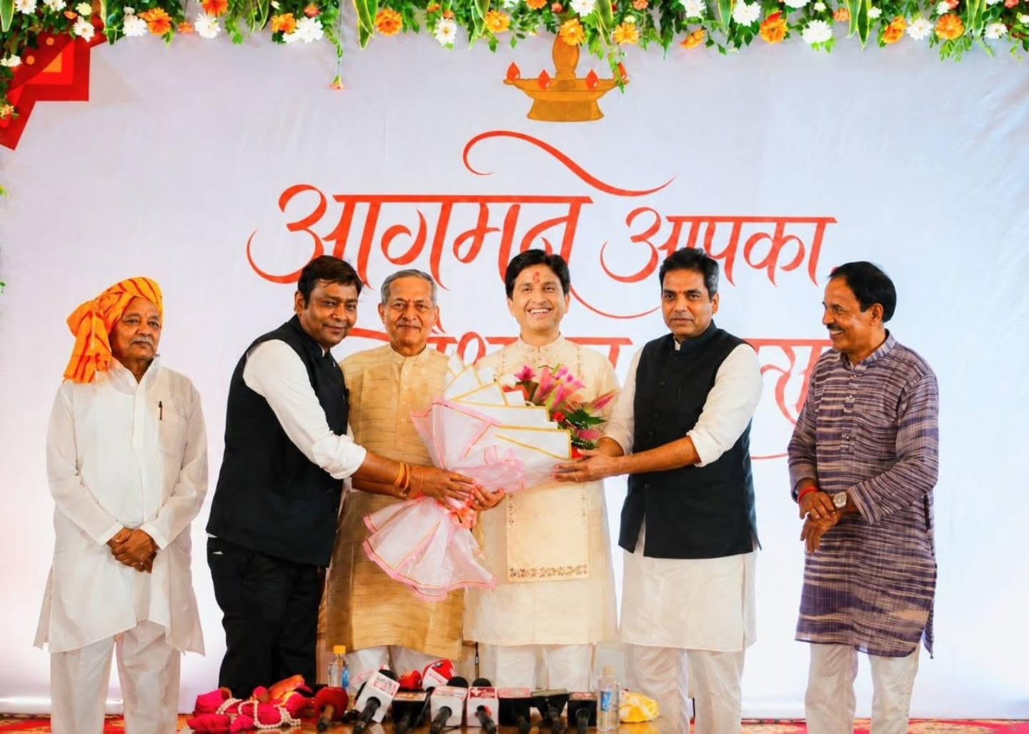 रेनॉक्स बिल्डर ग्रुप के चेयरमैन शैलेंद्र शर्मा के नोएडा आवास पर हुआ भव्य आयोजन