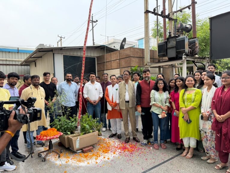 न्यूज़ इंडिया के चेयरमैन विजेंद्र सिंह हुड्डा के नेतृत्व में फहरा तिरंगा,देशभक्ति के रंग में रंगा चैनल परिसर