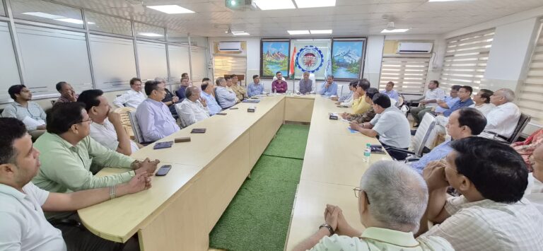 EPFO: केंद्र सरकार का तोहफा,PF के लिए सैलरी लिमिट 15 से बढ़कर 25 हजार हुई,नोएडा के हजारों कर्मचारियों को मिलेगा फायदा